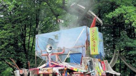 Rauchzeichen. Hütte des Japaners Shinro Othake in den Karlsauen. Foto: Uwe Zucchi, dpa