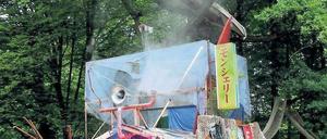 Rauchzeichen. Hütte des Japaners Shinro Othake in den Karlsauen. Foto: Uwe Zucchi, dpa