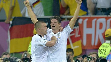 Mario Gomez (r.), der umjubelte Held - oder doch nicht? Fernsehexperte Mehmet Scholl kritisierte dessen geringen Wirkungsradius: „Ich hatte zwischendrin Angst, dass er sich wund gelegen hat, dass man ihn wenden muss."