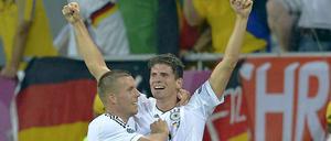 Mario Gomez (r.), der umjubelte Held - oder doch nicht? Fernsehexperte Mehmet Scholl kritisierte dessen geringen Wirkungsradius: „Ich hatte zwischendrin Angst, dass er sich wund gelegen hat, dass man ihn wenden muss."