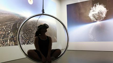 Marie Lienhards Video „Spaces“ von 2019 wird in Endlosschleife gezeigt. Die VR-Brille nimmt einen mit auf die Reise des Ballons.