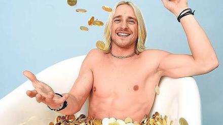 Halb voll? Halb leer? Fast die Hälfte des Geldes, das Sascha Sirtl (34) gewann, beansprucht das Finanzamt für sich.
