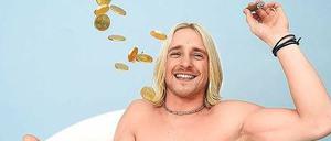 Halb voll? Halb leer? Fast die Hälfte des Geldes, das Sascha Sirtl (34) gewann, beansprucht das Finanzamt für sich.