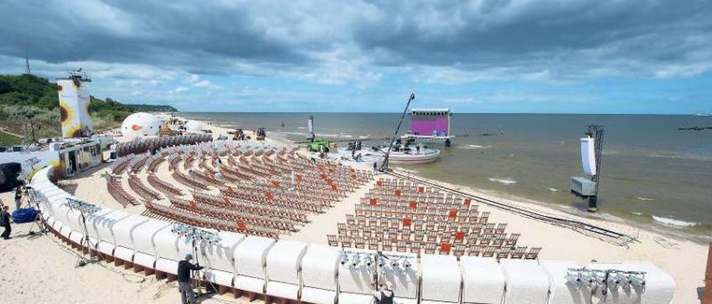 Völlig neue Perspektive: Die Leinwand der ZDF-Arena in Heringsdorf steht einige Meter in der Ostsee. Die Public-Viewing-Aktion ist für die Mainzer zugleich eine Promotion-Veranstaltung, denn in den neuen Bundesländern ist RTL klarer Marktführer. Foto: dpa