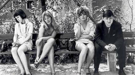 Fremde Heimat. In „Katzelmacher“ (1969) spielte Fassbinder einen griechischen Gastarbeiter. Hier mit Doris Mattes, Lilith Ungerer und Hanna Schygulla (v. l.) . Foto: Cinetext
