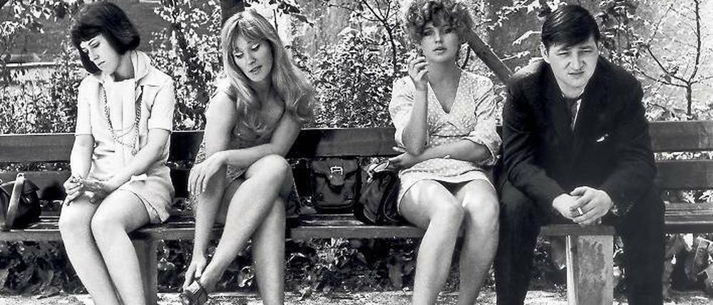 Fremde Heimat. In „Katzelmacher“ (1969) spielte Fassbinder einen griechischen Gastarbeiter. Hier mit Doris Mattes, Lilith Ungerer und Hanna Schygulla (v. l.) . Foto: Cinetext