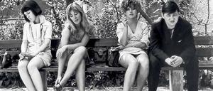 Fremde Heimat. In „Katzelmacher“ (1969) spielte Fassbinder einen griechischen Gastarbeiter. Hier mit Doris Mattes, Lilith Ungerer und Hanna Schygulla (v. l.) . Foto: Cinetext