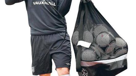Balljunge wider Willen. Rooney wird England noch einmal fehlen. Foto: dapd