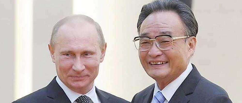 Lieber mit China als mit der Nato: Wladimir Putin traf unter anderem mit dem Vorsitzenden des Nationalen Volkskongressesn, Wu Bangguo, zusammen.