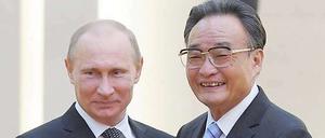 Lieber mit China als mit der Nato: Wladimir Putin traf unter anderem mit dem Vorsitzenden des Nationalen Volkskongressesn, Wu Bangguo, zusammen.