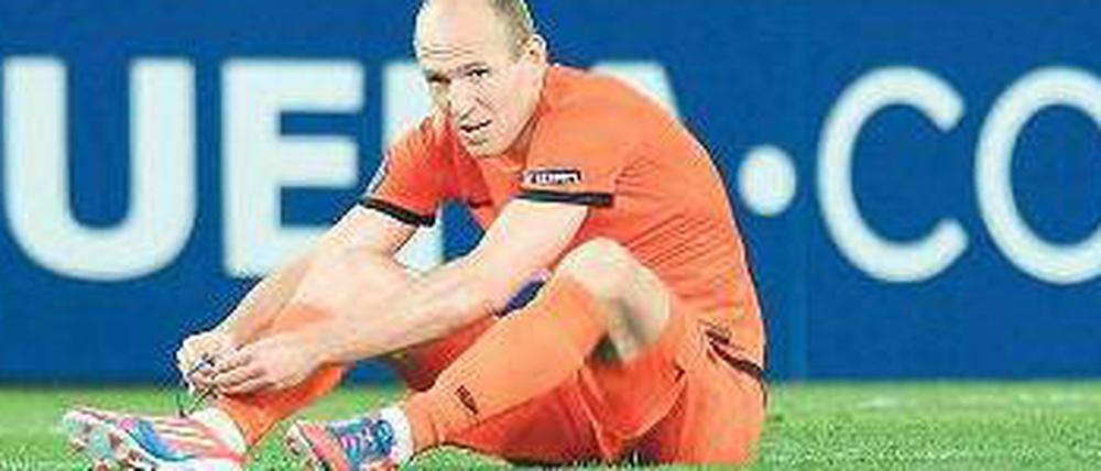 Das altbekannte Bild. Arjen Robben leidet nach frustrierenden Niederlagen und eigenen Fehlern. Nur das Trikot wechselt regelmäßig. Diesmal leidet er im holländischen Dress. 
