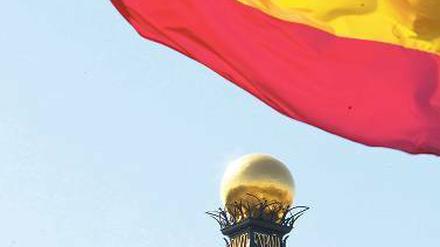 Deutlich nach zwölf. Die Uhr an der Bank von Spanien zeigt, welche Stunde es geschlagen hat. Erst auf erheblichen Druck hat das Land angekündigt, Hilfen zu beantragen. Foto: dpad