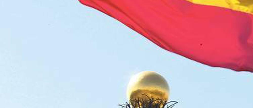 Deutlich nach zwölf. Die Uhr an der Bank von Spanien zeigt, welche Stunde es geschlagen hat. Erst auf erheblichen Druck hat das Land angekündigt, Hilfen zu beantragen. Foto: dpad