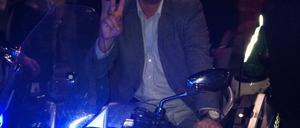 Begehrtes Fotomotiv: das Polizeimotorrad samt Mütze.