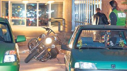 Schüsse im Dunkeln. Rocker André Sommer wollte Sonntag früh gerade mit seinem Motorrad wegfahren, als ein Mann auf ihn zutrat und laut einer Zeugin nach einem kurzen Wortwechsel abdrückte.