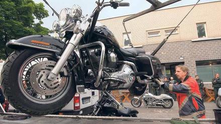 Kleines Mitbringsel. Die Polizei beschlagnahmte das Inventar des Rockerklubs in der Residenzstraße, darunter auch dieses beeindruckend gut polierte Motorrad. Aber auch Kaffeemaschinen wurden aus dem Gebäude getragen.