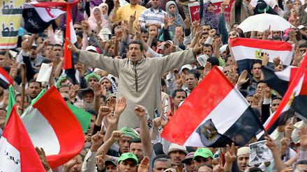 Und immer mehr Ägypter leben in dem Gefühl, sich schon jetzt unentwirrbar in den Fallstricken ihrer frisch erkämpften Demokratie verheddert zu haben.