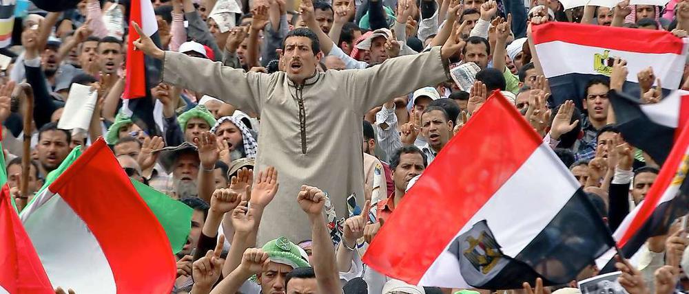 Und immer mehr Ägypter leben in dem Gefühl, sich schon jetzt unentwirrbar in den Fallstricken ihrer frisch erkämpften Demokratie verheddert zu haben.