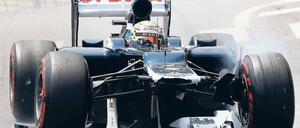 Pastor Maldonado, 27, gewann im Mai in Barcelona überraschend den spanischen Grand Prix, beim Rennen in Monte Carlo lief es für den Venezolaner weniger gut. Maldonado fiel nach einer Kollision mit Romain Grosjean und einem daraus resultierenden Aufhängungsschaden aus (Bild oben). Dem Williams-Piloten wird oft nachgesagt, er sei nur wegen seiner Öl-Millionen-Mitgift, vermittelt durch den venezolanischen Staatspräsidenten Hugo Chavez, in der Formel 1. Am Samstag belegte er in der Qualifikation zum Großen Preis von Kanada in Montreal den fünften Platz. Sebastian Vettel war der Schnellste und startet heute aus der Poleposition. Foto: dapd