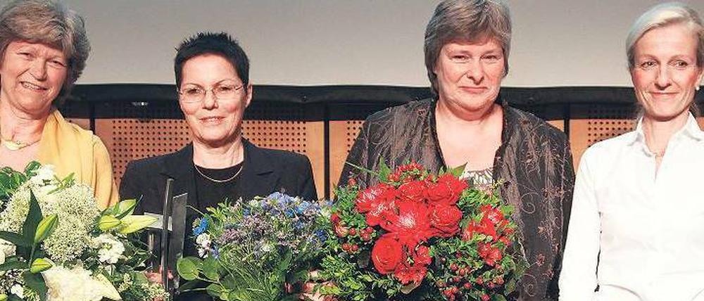 Frauenpower. Berlins Wirtschaftssenatorin Sybille von Obernitz (rechts) hat am Samstag die Finalistinnen des Wettbewerbs „Berliner Unternehmerin des Jahres 2012/13“ ausgezeichnet: Barbara Jaeschke, Brigitte Groß und Katrin Rohnstock (von links). 
