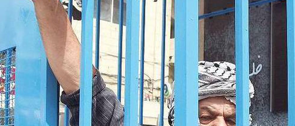 Solidaritätsbekundung in einem symbolischen Gefängniskäfig. Foto: AFP