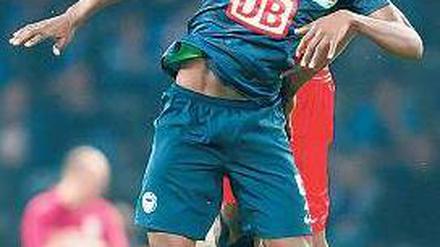 Nicht auf der Höhe. Adrian Ramos gegen Düsseldorfs Assani Lukimya. Foto: dapd
