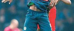 Nicht auf der Höhe. Adrian Ramos gegen Düsseldorfs Assani Lukimya. Foto: dapd