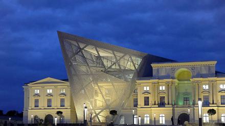 Gewagt ist die Neugestaltung des Militärhistorischen Museums in Dresden. Daniel Libeskind hat einen mächtigen Keil in die Gründerzeitfassade eingebaut. 