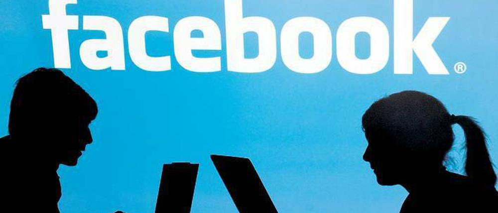 Fast alle wollen dabei sein. Soziale Netzwerke wie Facebook, Twitter und Xing werden für immer mehr Unternehmen zu wichtigen Marketing- und Vertriebskanälen. Damit sich die Präsenz im Netz auch auszahlt, sollten sich Firmen vor dem Start genau überlegen, was sie über diese Plattformen erreichen wollen. Foto: dpa