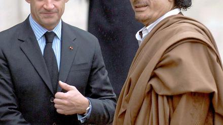 Nicolas Sarkozy wies Gerüchte über angebliche Wahlkampfspenden von Muammar al-Gaddafi als "Fälschung" zurück.  