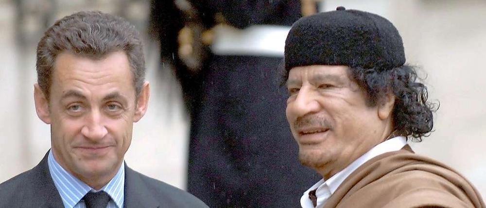 Nicolas Sarkozy wies Gerüchte über angebliche Wahlkampfspenden von Muammar al-Gaddafi als "Fälschung" zurück.  