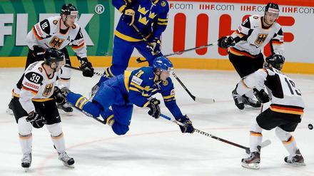 Kommt ein Schwede geflogen. Jonas Brodin (in blau) fliegt, die Deutschen staunen 