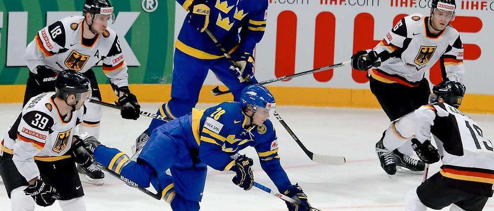 Kommt ein Schwede geflogen. Jonas Brodin (in blau) fliegt, die Deutschen staunen 