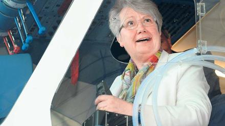 Forschungsflug. Schavan am 4. Mai im Zeppelin Pegasos am Bodensee, zwei Tage nach Bekanntwerden des Plagiatsvorwurfs.
