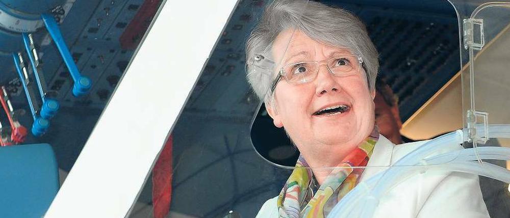 Forschungsflug. Schavan am 4. Mai im Zeppelin Pegasos am Bodensee, zwei Tage nach Bekanntwerden des Plagiatsvorwurfs.