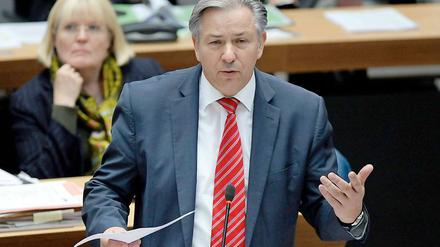 Berlins Regierender Bürgermeister Klaus Wowereit spricht im Abgeordnetenhaus zum BER-Debakel.