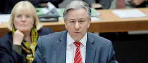 Berlins Regierender Bürgermeister Klaus Wowereit spricht im Abgeordnetenhaus zum BER-Debakel.