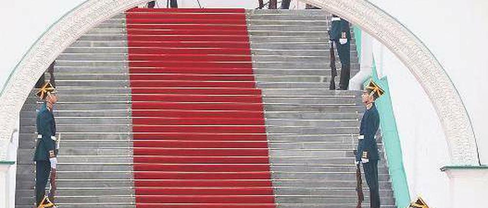 Perfekte Inszenierung: Russlands neuer Präsident Wladimir Putin und sein Amtsvorgänger Dimitri Medwedew, der heute sein Nachfolger als Premierminister werden soll.