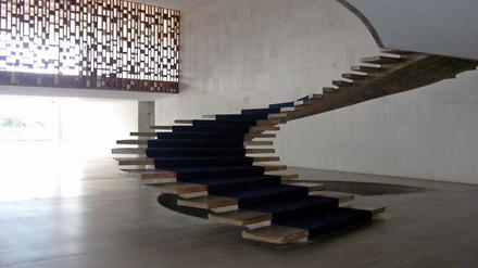 Die freischwebende Wendeltreppe im Außenministerium in Brasilia von Oscar Niemeyer. 