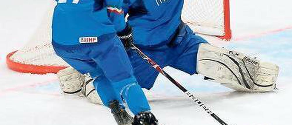 Und er geht doch rein. Christoph Schubert überwindet den italienischen Torhüter Daniel Bellissimo zum 1:0 für die deutsche Mannschaft. Foto: dapd