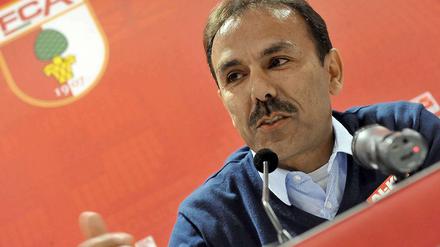 Kein Grund zur Freude. Jos Luhukay hält zwar die Klasse mit Augsburg, will jetzt aber weg.