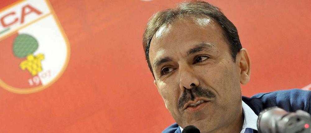 Kein Grund zur Freude. Jos Luhukay hält zwar die Klasse mit Augsburg, will jetzt aber weg.