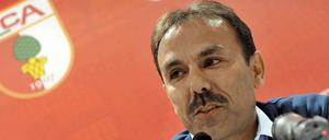 Kein Grund zur Freude. Jos Luhukay hält zwar die Klasse mit Augsburg, will jetzt aber weg.
