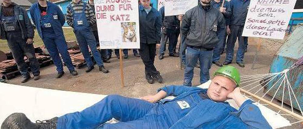 Die soziale Hängematte gibt es nicht. Die Azubis wollen unbefristet übernommen werden, und die IG Metall mobilisiert mit dieser Forderung in diesen Tagen ihre jungen Mitglieder zu Warnstreiks, wie hier bei der Peene-Werft in Wolgast. Foto: dpa