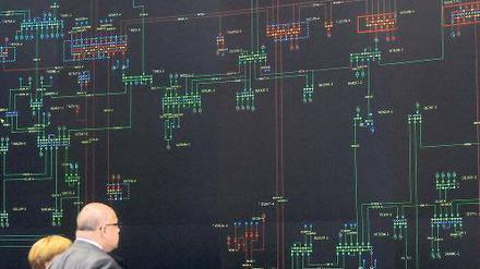 Ein Anfang und kein Ende. Kanzlerin Angela Merkel und Umweltminister Peter Altmaier ließen sich das Netz beim westdeutschen Betreiber Amprion erklären. 