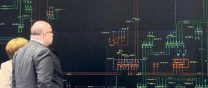 Ein Anfang und kein Ende. Kanzlerin Angela Merkel und Umweltminister Peter Altmaier ließen sich das Netz beim westdeutschen Betreiber Amprion erklären. 