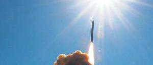„Ausdrücklich nicht gegen Russland“. 2008 testeten die USA diese Abwehrrakete in Kalifornien. Dass die Nato jetzt bescheiden aufrüstet, hat einen Grund: Iran.