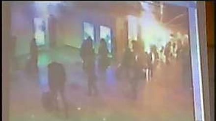 Der Moment der Explosion, aufgenommen von einer Überwachungskamera und später gezeigt im russischen Fernsehen. Auf dem Moskauer Flughafen hat sich ein Selbstmordattentäter in die Luft gesprengt. Bilder des Terrors.