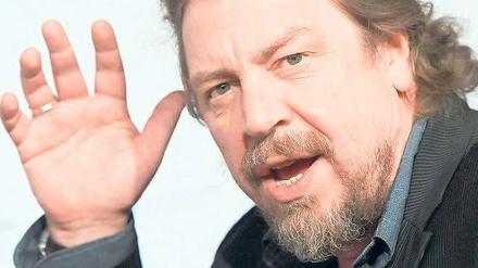 „Wir haben nur gespielt“, sagte Armin Rohde am Freitagabend, nachdem er den Bayerischen Fernsehpreis als Bester Darsteller für seine Rolle im BR/ARD-Film „Alleingang“ erhalten hatte. Foto: Britta Pedersen/dpa