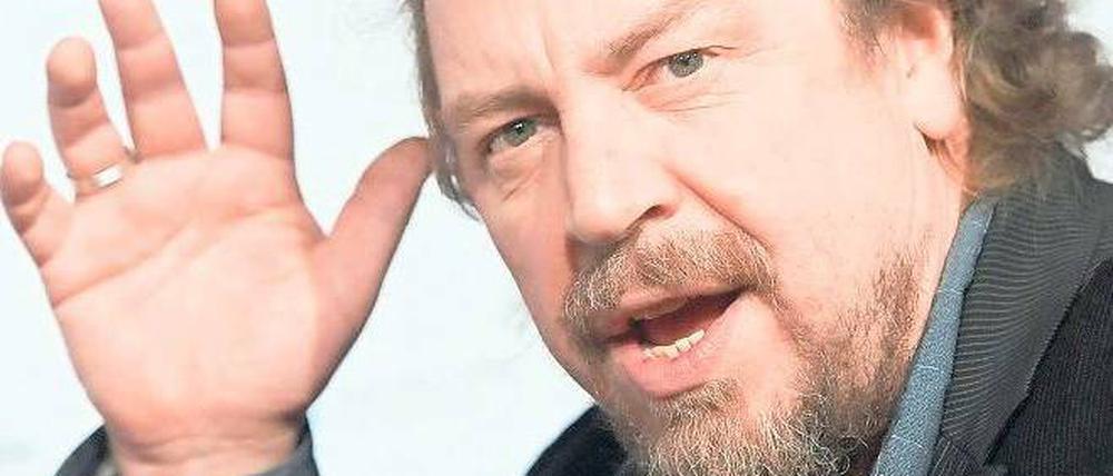 „Wir haben nur gespielt“, sagte Armin Rohde am Freitagabend, nachdem er den Bayerischen Fernsehpreis als Bester Darsteller für seine Rolle im BR/ARD-Film „Alleingang“ erhalten hatte. Foto: Britta Pedersen/dpa